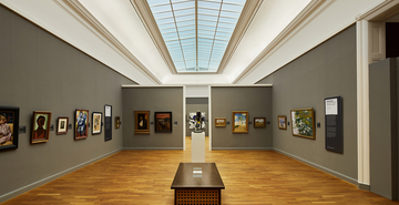 Blick in die historische Kunstgalerie des Museums mit einer Decke aus Dachfenstern im Mittelteil