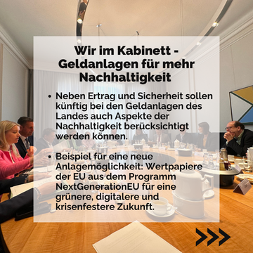 Foto des Kabinetts, darauf die Schrift: Wir im Kabinett - Feldanlagen für mehr Nachhaltigkeit; neben Ertrag und Sicherheit sollen künftig bei Geldanlagen des Landes auch Aspekte der Nachhaltigkeit berücksichtigt werden können.