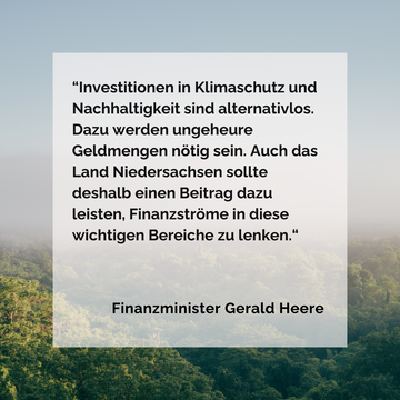 Foto des Regenwaldes, darauf Zitat von Finanzminister Heere: "Investitionen in Klimaschutz und Nachhaltigkeit sind alternativlos. Das Land Niedersachsen sollte einen Beitrag dazu leisten, Finanzströme in diese wichtigen Bereiche zu lenken."