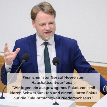 Das Bild zeigt Finanzminister Heere am Rednerpult und er sagt zum Haushaltsentwurf 2025 folgendes: "Wir legen ein ausgewogenes Paket vor - mit klaren Schwerpunkten und einem klaren Fokujs auf die Zukunftsfähigkeit Niedersachsens"