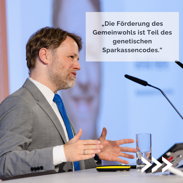 Minister Heere beim Kommunalforum im SVN am Rednerpult mit folgendem Zitat: "Die Förderung des Gemeinwohls ist Teil des genetischen Sparkassencodes."