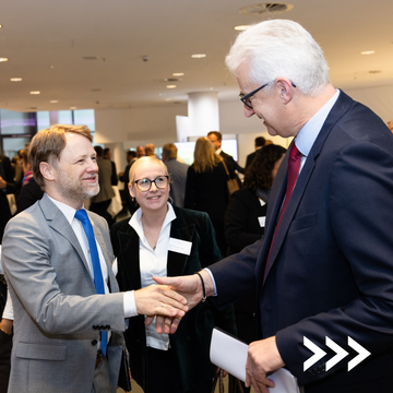 Minister Heere beim Kommunalforum im SVN im Gespräch mit Gästen