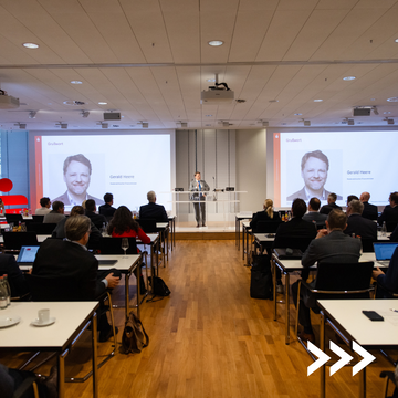 Minister Heere beim Kommunalforum im SVN auf dem Podium und spricht.