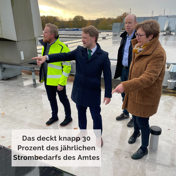 Minister Heere gemeinsam mit Kolleginnen und Kollegen des Staatlichen Baumanagements auf dem Dach des Finanzamts Oldenburg. Es wird über die installierte PV-Anlage gesprochen. Zitat: "Das deckt knapp 30 Prozent des jährlichen Strombedarfs des Amte