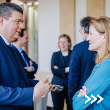 Dr. Andreas Dressel und Dr. Silke Schneider im Gespräch am Rande der Nord-Finanzministerkonferenz