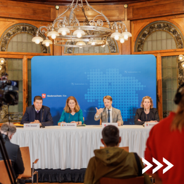 Das Bild zeigt von links nach rechts: Dr. Andreas Dressel (Hamburg), Wiebke Stuhrberg (Bremen), Gerald Heere (Niedersachsen), Dr. Silke Schneider (Schleswig-Holstein) bei der Pressekonferenz