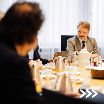 Minister Heere in der Diskussion mit den Kolleginnen und Kollegen bei der Nord-Finanzministerkonferenz