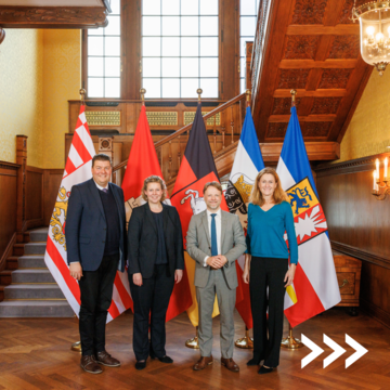 Das Bild zeigt von links nach rechts: Dr. Andreas Dressel (Hamburg), Wiebke Stuhrberg (Bremen), Gerald Heere (Niedersachsen), Dr. Silke Schneider (Schleswig-Holstein) vor den Länderflaggen