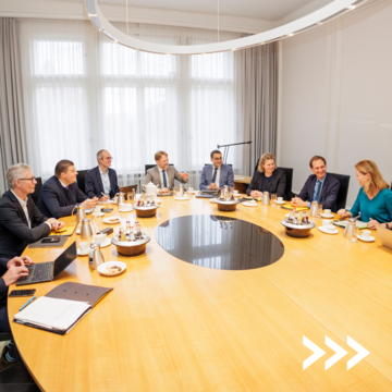 Alle Teilnehmerinnen und Teilnehmer an "runden Tisch" in reger Diskussion