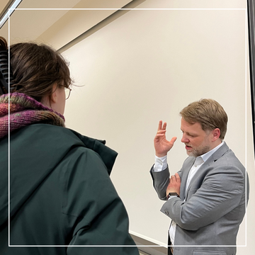 Minister Heere im Gespräch mit Studierenden