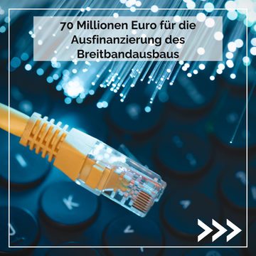 LAN-Stecker auf dunklem Hintergrund, man erkennt schemenhaft eine Tastatur. Text im Bild: 70 Millionen Euro für die Ausfinanzierung des Breitbandausbaus