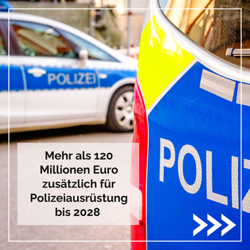 Teile von Polizeiwagen sind zu sehen. Text im Bild: Mehr als 120 Millionen Euro zusätzlich für Polizeiausrüstung bis 2028