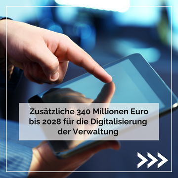 eine Hand hält ein Tablett und der Zeigefinger der anderen Zeigt tippt auf den Bildschirm. Text im Bild: Zusätzliche 340 Millionen Euro bis 2028 für die Digitalisierung der Verwaltung