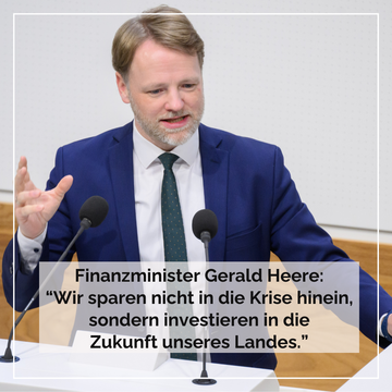 Minister Heere am Pult im Landtag. Text im Bild: Finanzminister Gerald Heere: "Wir sparen nicht in die Krise hinein, sondern investieren in die Zukunft unseres Landes."