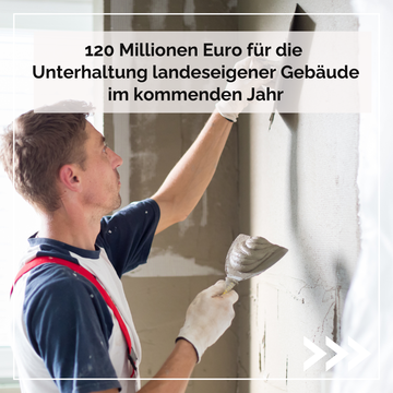 Maler in Arbeitskleidung spachtelt an der Wand. Text im Bild: 120 Millionen Euro für die Unterhaltung landeseigener Gebäude im kommenden Jahr