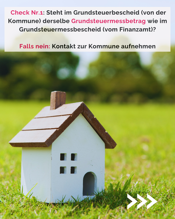 Miniaturhaus steht auf Rasen. Text im Bild: Check Nr. 1: Steht im Grundsteuerbescheid ( von der Kommune) derselbe Grundsteuermessbetrag wie vom Finanzamt? Falls nein: Kontakt zur Kommune aufnehmen