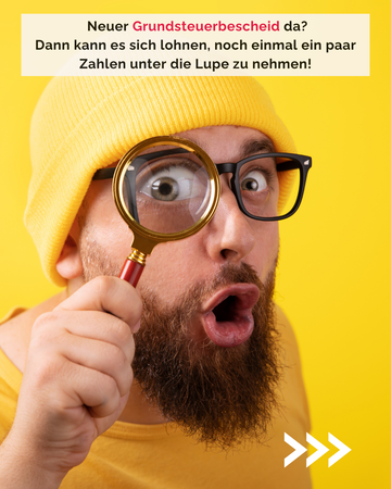 Bild zeigt Mann mit Lupe. Text im Bild: Neuer Grundsteuerbescheid da? Dann kann es sich lohnen, noch einmal ein paar Zahlen unter die Lupe zu nehmen!