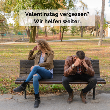 Frau und Mann auf einer Parkbank, die sich gegenseitig abwenden. Sie guckt in die Weite, er mit Händen vor dem Gesicht zum Boden. Text: Valentinstag vergessen? Wir helfen weiter.