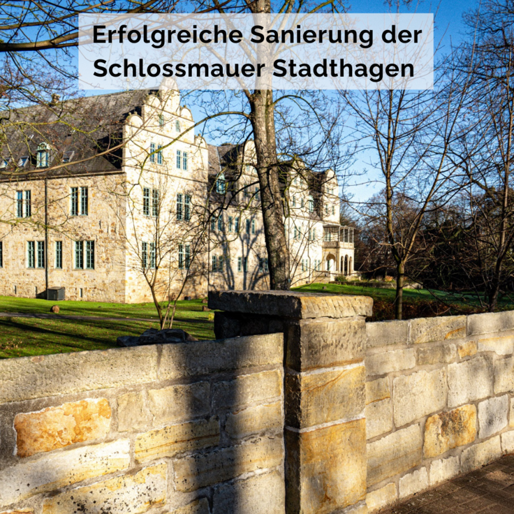 Das Foto zeigt die historische Schlossmauer. Im Hintergrund ist das Schloss zu sehen. Es ist blauer Himmel aber die Bäume tragen kein Laub. Text: Erfolgreiche Sanierung der Schlossmauer Stadthagen